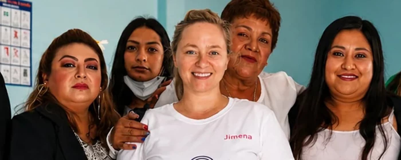 Voluntarias y voluntarios corporativos junto a mujeres de la comunidad al cierre de una jornada
