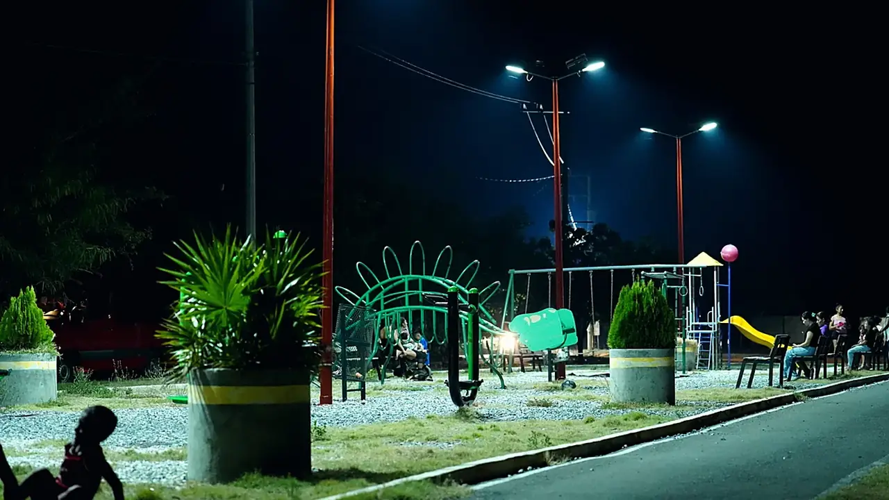 Parque de la comunidad de La Blanca iluminado por las lámparas solares instaladas por el voluntariado de RES Energy