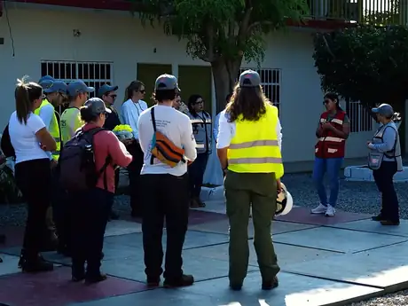 Equipo de voluntarios de RES Energy en la plática con Protección Civil antes de iniciar la jornada en La Blanca, Oaxaca