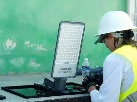 Lámpara solar LED con panel fotovoltaico lista para instalarse en la comunidad