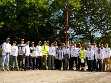 Equipo de voluntariado corporativo junto a la primera luminaria solar instalada
