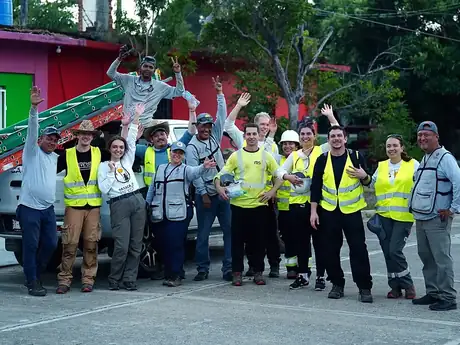 Voluntarios internacionales y cuadrilla local al terminar la jornada en Cheguigo