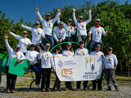 Voluntarios internacionales de RES Energy con la manta del proyecto Oaxaca 25 México