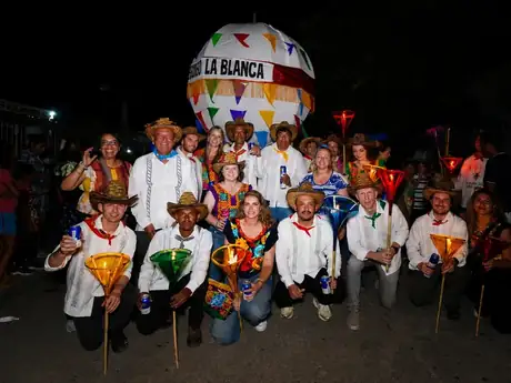 Voluntarios y habitantes de La Blanca celebrando juntos la fiesta de la comunidad