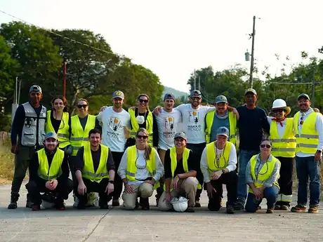 Voluntarios de RES Energy y técnicos locales al cierre de una jornada de trabajo