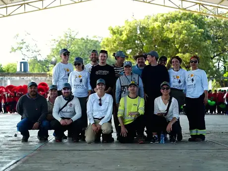 Voluntarios corporativos junto a habitantes de la comunidad de La Blanca, Oaxaca